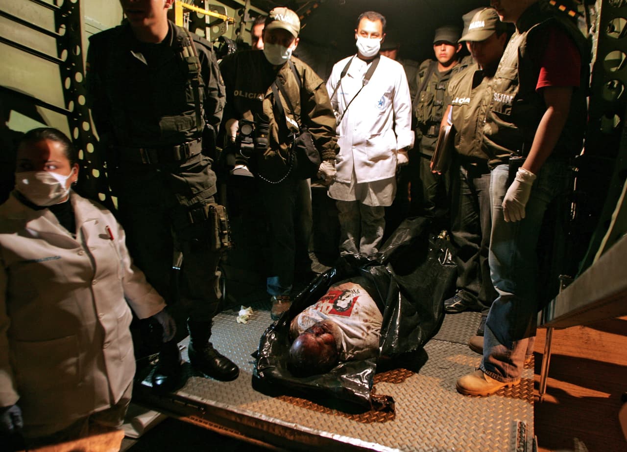 <b>El polémico ataque a las Farc</b> 
<b>en territorio ecuatoriano.</b> En un bombardeo de las fuerzas militares de Colombia en Ecuador murió el segundo hombre de la Farc, antiguo negociador y vocero del grupo, alias Raúl Reyes, en 2008. Otros importantes líderes corrieron la misma suerte en esa época, como alias Negro Acacio, Martín Caballero e Iván Ríos. En la foto, el ejército muestra el cuerpo sin vida de Reyes a los medios. En la operación se rescató su computador, con información sensible sobre las Farc.