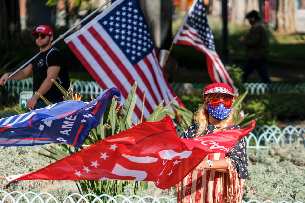 Mientras miles de personas 
<a href="https://www.univision.com/local/los-angeles-kmex/un-asalto-a-la-democracia-estadounidense-leon-krauze-analiza-lo-que-esta-pasando-en-el-capitolio">irrumpieron este miércoles en el Capitolio de los Estados Unidos en Washington, DC</a>, seguidores de Trump salieron a las calles de Los Ángeles con banderas y carteles.