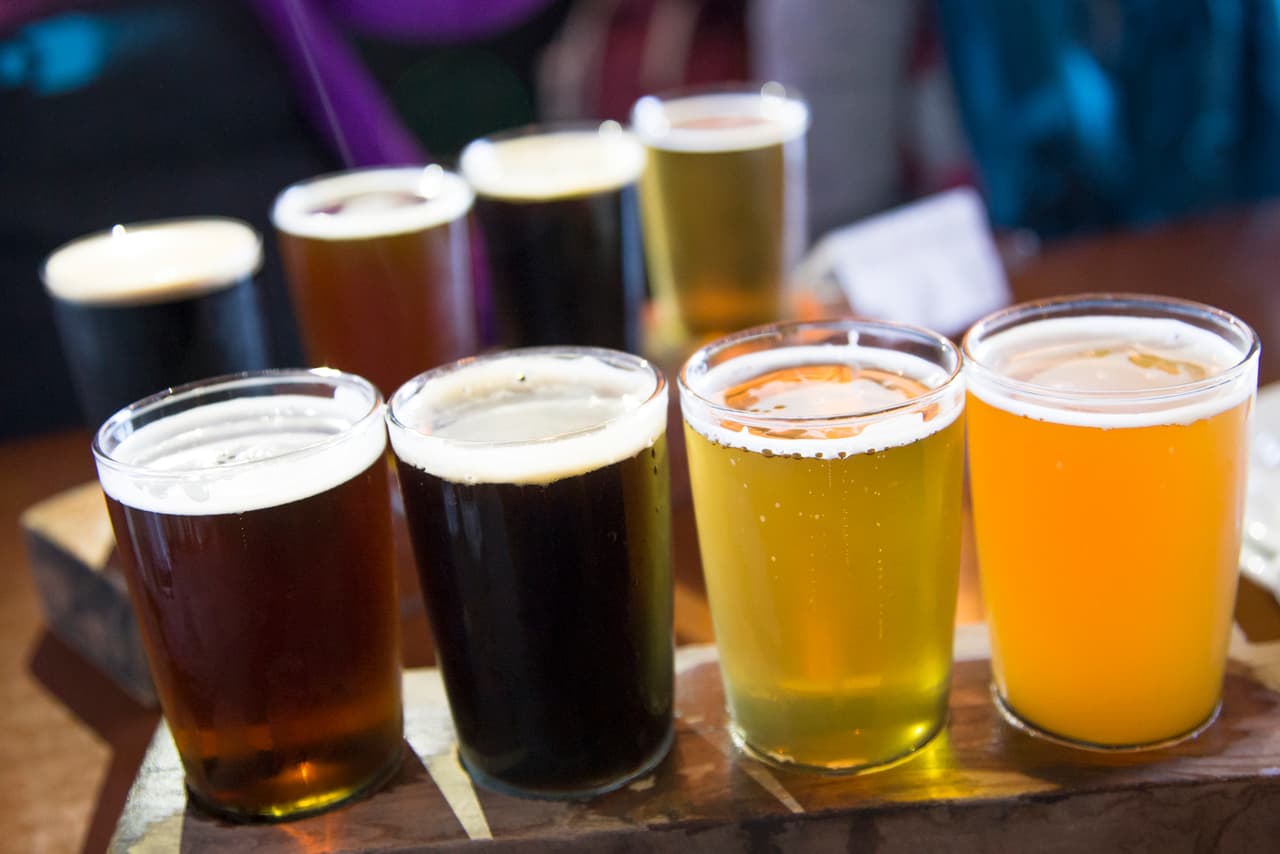 Anheuser-Busch, la compañía cervecera más grande del país, dijo que fabricaría desinfectante de manos en sus fábricas de cerveza en Baldwinsville, Nueva York, y Van Nuys, California, para que la Cruz Roja Americana y otras organizaciones las distribuyan.