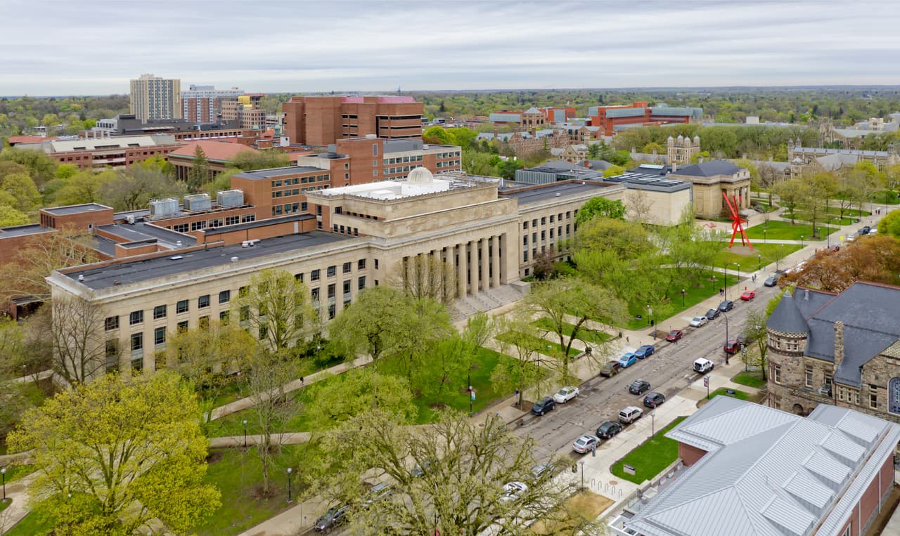 <b>4. Ann Arbor, Michigan</b>
<br>
<br>Hogar del legendario equipo de football americano, Michigan Wolverines, de la Universidad de Michigan, Ann Arbor también debe su fama a que en promedio un viaje en carro dura 20.4 minutos y el galón de combustible ronda los $2.13. 
<br>