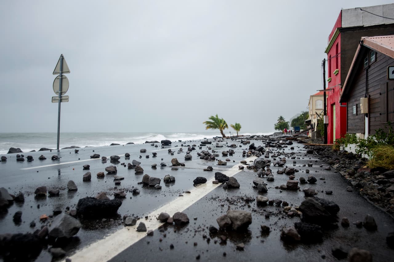 Martinica, isla francesa al sur de Dominica, también fue afectada por los fuertes vientos causados por María. En la fotografía, una calle de Le Carbet, luego de ser golpeada por el huracán.
<br>