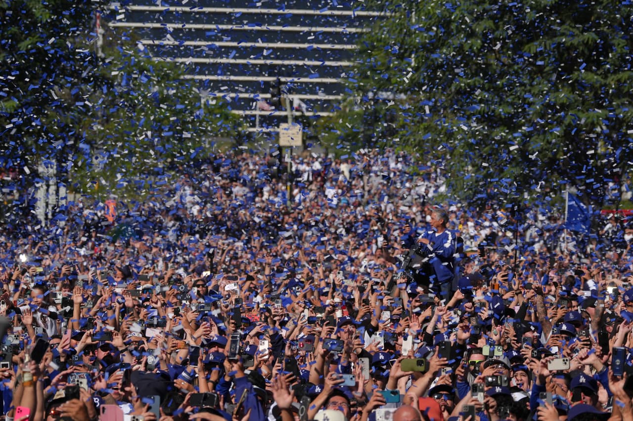La fiesta y celebración inundaron las calles con mares de personas que acudieron y derramaron lágrimas al ver llegar al equipo.