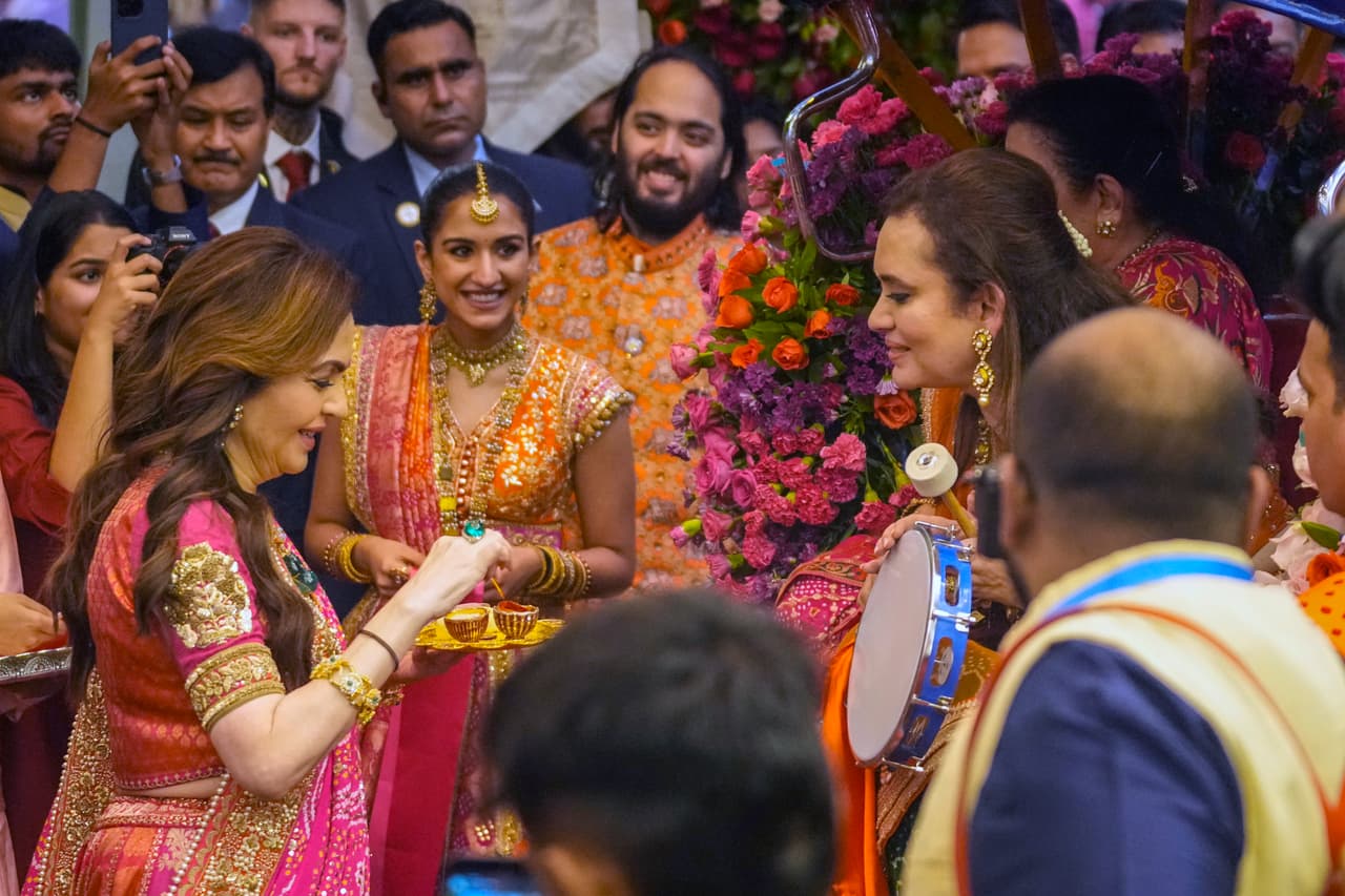 Nita Ambani saludan a los invitados durante la ceremonia previa a la boda en su residencia Antilia en Mumbai.
<br>
<br>Fue el comienzo de unas fastuosas celebraciones previas a la boda que duraron meses y que acapararon los titulares y desencadenaron un frenesí en las redes sociales.
<br>
<br>En mayo, la familia llevó a sus invitados a un crucero de tres días desde Italia a Francia, que incluyó a Katy Perry cantando su exitosa canción "Firework" y una actuación de Pitbull, según informes de los medios.
<br>
