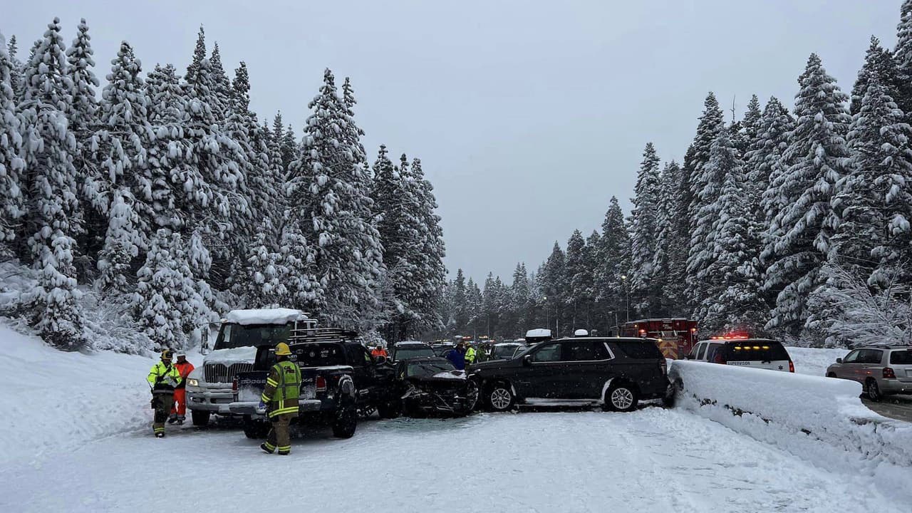 Continúan los estragos de la tormenta invernal al norte de California, provocando condiciones de camino peligrosas para los automovilistas debido al pavimento resbaladizo y la acumulación de nieve en las vías. Por lo que se pide a los conductores utilizar controles de cadenas, además de conducir con extrema precaución y respetar los señalamientos.