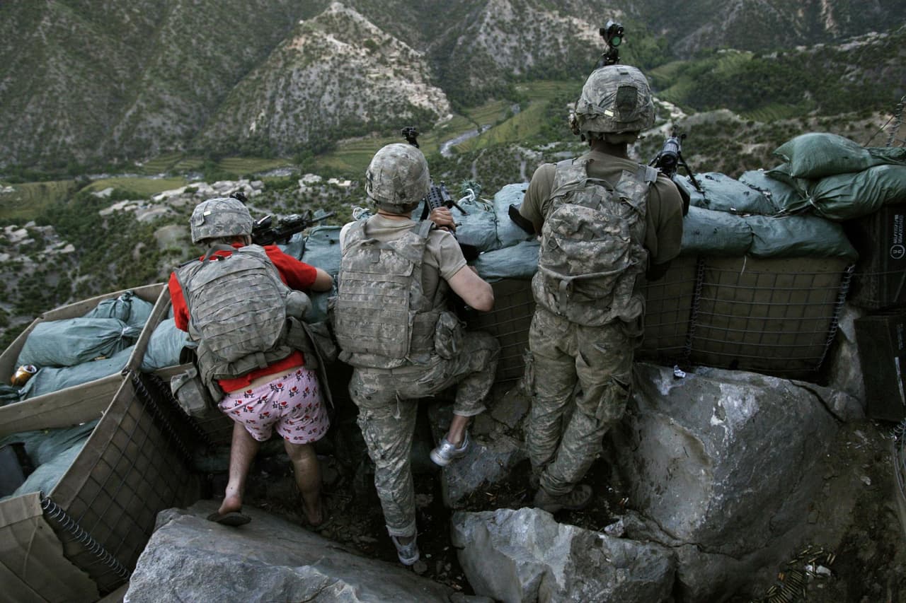 Hay imágenes de guerra que pasan a la historia por ser incluso curiosas dentro de la dramática situación. Es el caso de esta, en la que un soldado de Estados Unidos está en posición defensiva en Afganistán con 
<b>unos pantalones cortos con el logo de "I love NY"</b>. Es del 11 de mayo de 2009.
