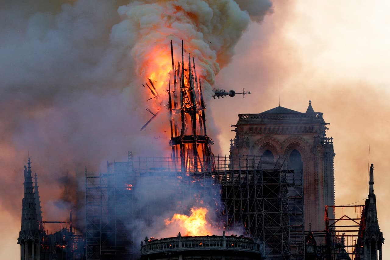 Cuando ocurrió el terrible incendio en la que es una de las iglesias más famosas del mundo entero, resurgieron las palabras del profeta. 
<b><a href="https://www.univision.com/horoscopos/mundo-mistico/nostradamus-predijo-el-incendio-de-la-catedral-de-notre-dame-fotos" target="_blank">Para mayor información, puedes leer aquí. </a></b>