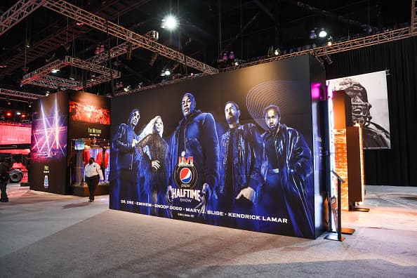 <b>¿Cuánto cuestan los comerciales del Super Bowl?</b>
<br>Si bien no hay un reporte oficial de la cadena sede del partido, se conoció a mediados de septiembre de 2021 que los precios por un comercial de 30 segundos, estaría cerca de los 6.5 millones de dólares.
<br>