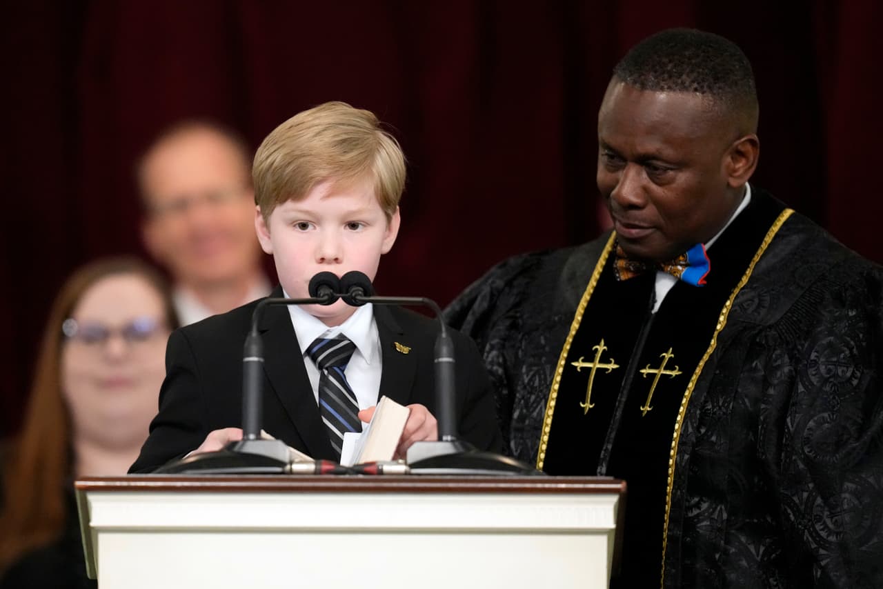 El bisnieto Charles Jeffrey Carter lee una escritura durante el funeral de la ex primera dama Rosalynn Carter en la Iglesia Bautista Maranatha.