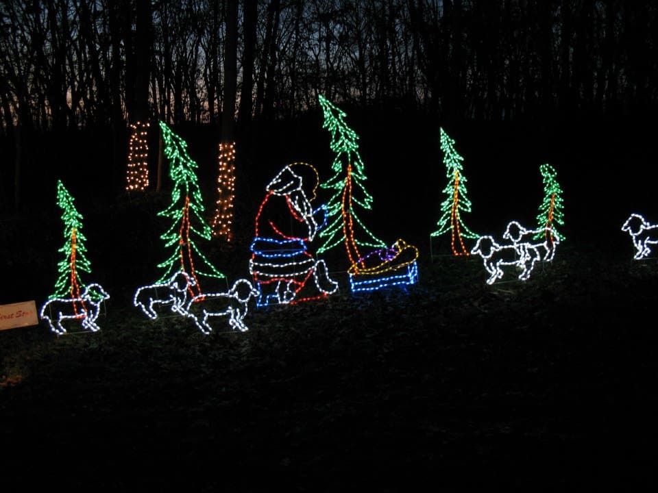 <b><a href="http://www.christmaslightup.com/" target="_blank">Clinton Christmas Light Up Celebration (hasta el 2 de enero)</a></b>: La celebración de las luces navideñas en Pittsburgh es un viaje de una milla que lleva a través de la belleza de las luces y exhibiciones relucientes en un hermoso entorno boscoso encantado.