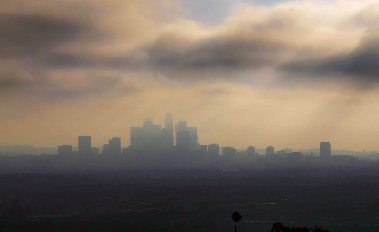 Se espera que la niebla densa continúe cubriendo porciones del sur de California durante la mañana, pero debería despejarse en la tarde.
