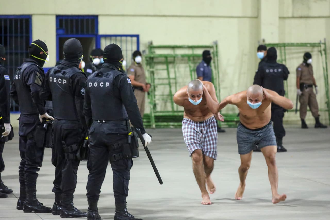 La escalada, que no tiene precedentes durante el gobierno de Bukele, llevó a las autoridades a aislar a los pandilleros presos, señalados de orquestar los ataques.