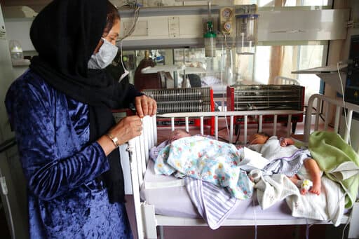 Estos bebés fueron rescatados de la balacera. 
<b>El ataque a la maternidad </b>fue perpetrado por tres hombres. Ningún grupo se ha atribuido la responsabilidad de este tiroteo. 
<a href="https://www.univision.com/noticias/mundo/retirada-de-tropas-estadounidenses-y-liberacion-de-presos-talibanes-anuncian-finalizacion-de-acuerdo">Los talibanes</a>, grupo extremista islámico que han intensificado los ataques en varias regiones del país, negó estar detrás del golpe.
<br>