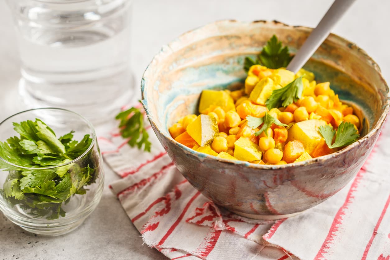 Tofu al curry con garbanzos + Zanahorias al vapor | Reto 28