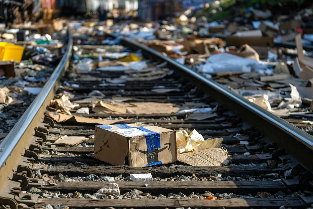 Cajas, sobres, bolsas y has kit de vacunas covid-19 son dejadas en el área como evidencia de los masivos robos.