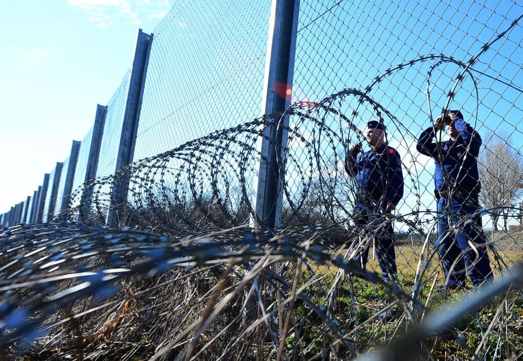 Inmigrantes que piden asilo deberán esperar en contenedores de carga en la frontera de Hungría