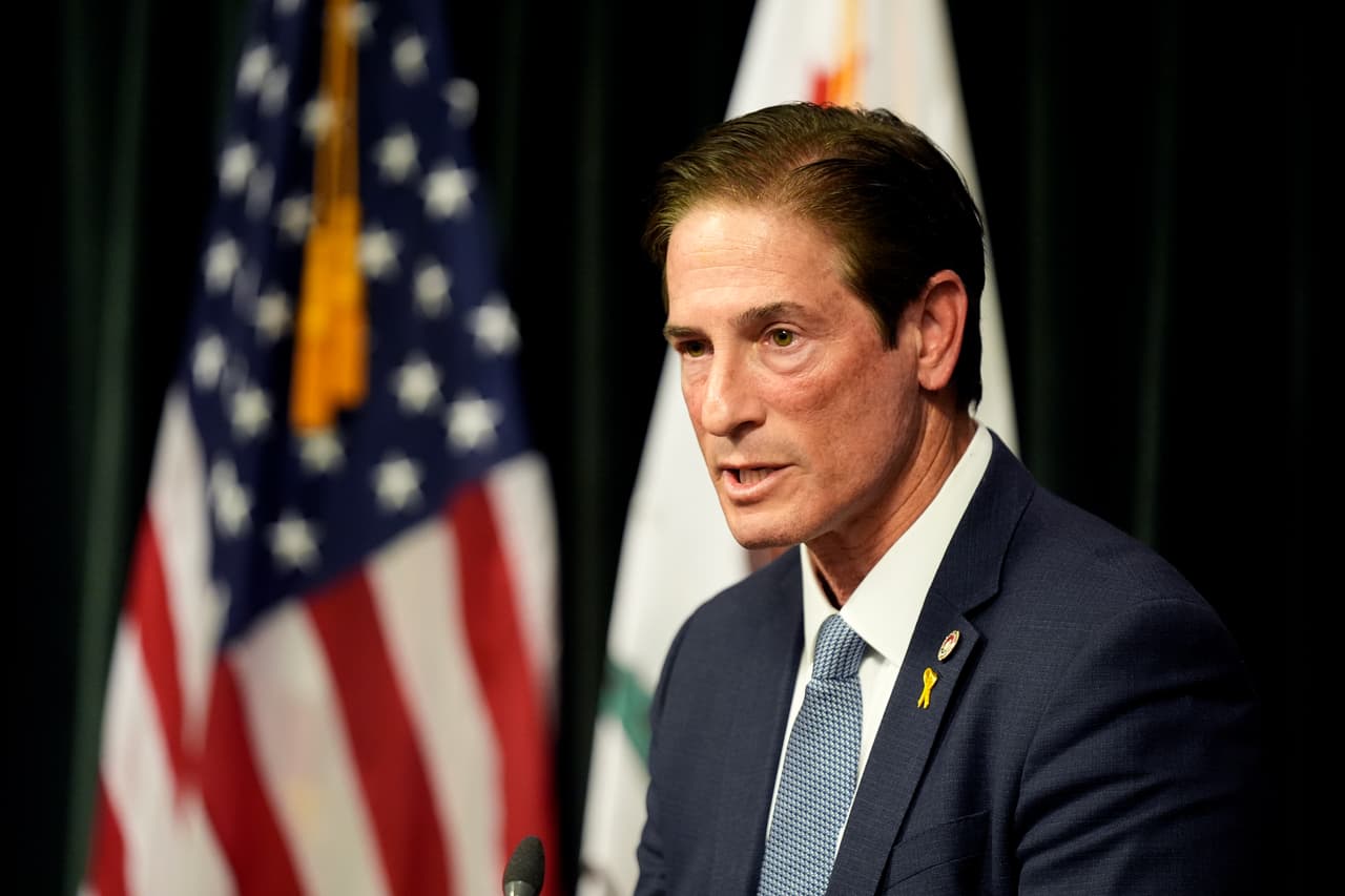 <h2 class="cms-H2-H2">Hochman dice que los Menéndez no deberían salir de prisión</h2>
<br>
<br>
<b>10 de marzo 2025: </b>Hochman, declaró que su oficina está lista para atender las audiencias de una nueva sentencia para 
<b>Erik y Lyle Menéndez</b>, sin embargo, confirmó que 
<a href="https://www.univision.com/local/los-angeles-kmex/hermanos-menendez-erik-y-lyle-no-merecen-nueva-sentencia-fiscal-los-angeles-da-razones">la posición de su oficina es que permanezcan en prisión</a> y dijo que sometió una moción solicitando que se retire la petición presentada en octubre por su antecesor, el George Gascón, misma que se realizará el 11 de abril.