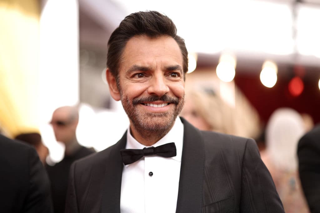 En entrevista con Yordi Rosado (2022), Derbez confesó que en 2004 el grupo Clímax lo demandó por haber cantado sin su permiso una estrofa de su canción ‘Mesa que más aplauda’ para la segunda cinta de ‘Shrek’. El pleito legal concluyó con el actor grabando todo un disco cantando esa canción con la voz de todos sus personajes cómicos.