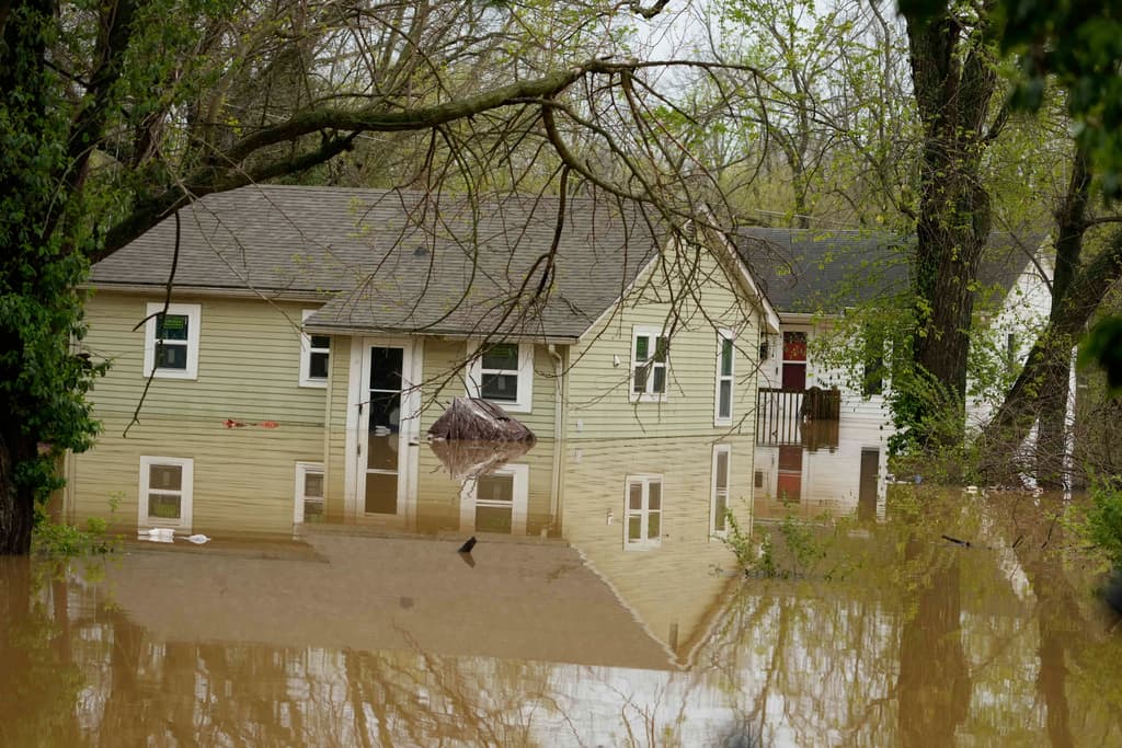 El sur y el Medio Oeste de EEUU sufren lluvias e inundaciones sin haberse recuperado aún de los mortales tornados