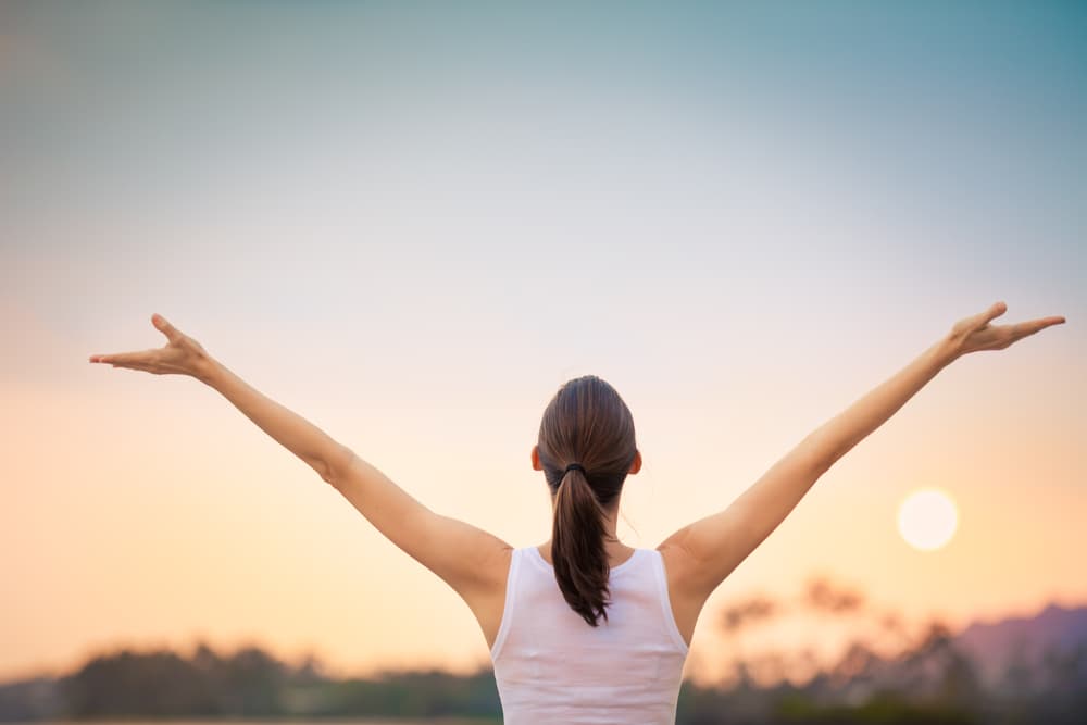 <b>LA LUNA EN SAGITARIO. </b>
<br>Al encontrarse en este signo del elemento fuego, indica idealismo, espontaneidad, perspectivas amplias de la vida, amor a viajar, tendencia a los excesos, necesidad de tener siempre la razón, capacidad para las ventas y comercio. ¡Es la Luna de los viajes y el idealismo!