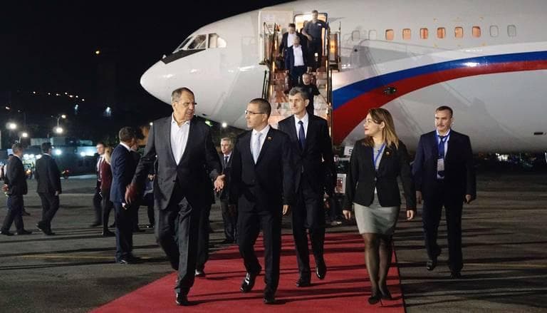 El ministro de Relaciones Exteriores de Rusia, Sergey Lavrov, a la izquierda, se encuentra con el ministro de Relaciones Exteriores de Venezuela, Jorge Arreaza, en Caracas el 6 de febrero de 2020.
