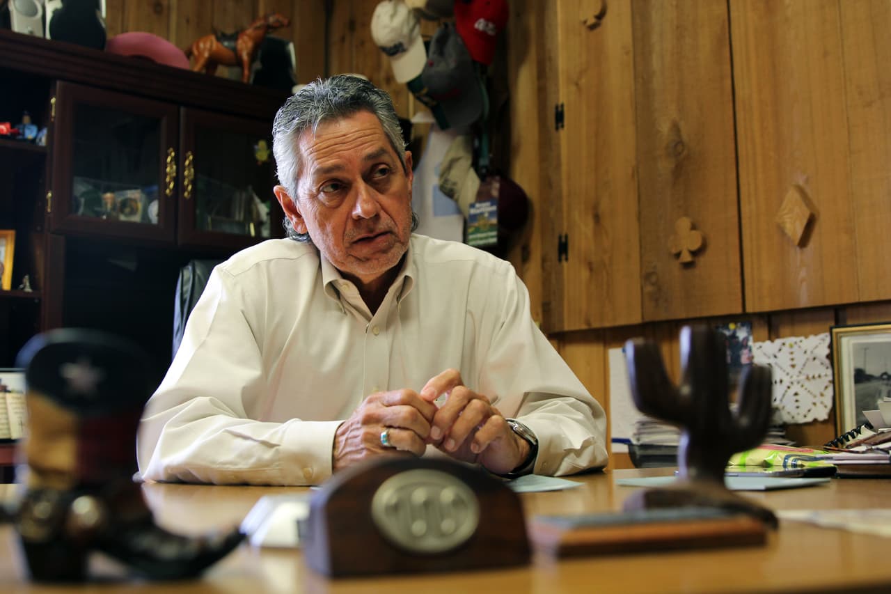El sheriff Benny Martínez en su despacho. Entre 2009 y 2013, el condado de Brooks, uno de los más pobres de Estados Unidos, gastó 628,000 dólares en recuperar y procesar los restos óseos de los migrantes. Como no es un condado fronterizo, 
<b>no puede recibir ayudas federales</b> para mitigar este tipo de costos. El gobierno de Texas empezó a asistirlo desde 2013 con fondos anuales para solventar los gastos.