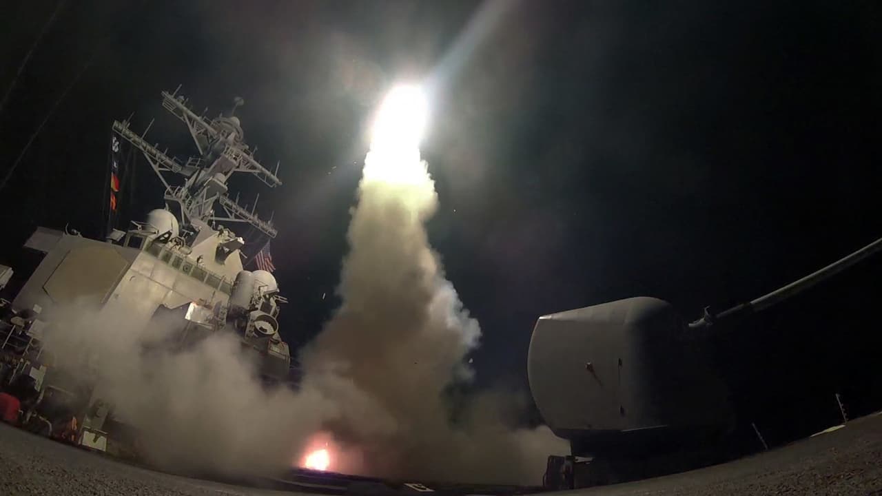 EEUU lanza decenas de misiles contra una base en Siria en su primer ataque directo contra el régimen de al-Asad