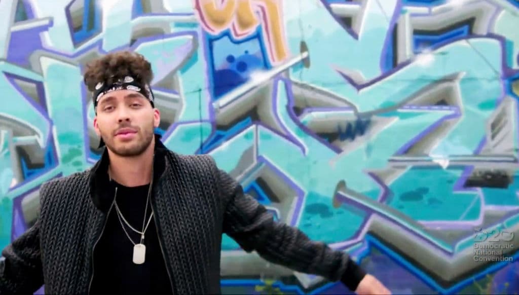 El cantautor Prince Royce interpretó la famosa 'Stand by me' a ritmo de bachata durante la Convención Demócrata e invitó, en inglés y en español, a la audiencia a votar.
