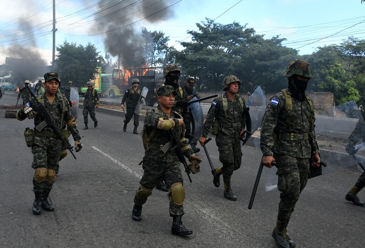 Tanto Nasralla como el presidente hondureño y aspirante a la reelección, Juan Orlando Hernández, se autoproclamaron vencedores antes del primer informe del organismo oficial electoral de Honduras (TSE) el día de las elecciones.