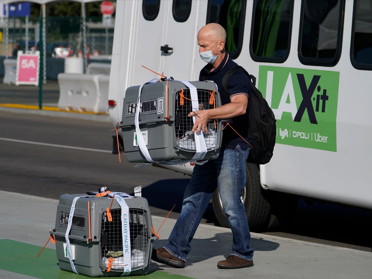 Los gobernadores de 
<a href="https://www.univision.com/temas/california">California</a>, Oregon y Washington emitieron avisos de viaje desde el viernes 13 de noviembre de 2020, pidiendo a todas las personas que llegan o salen de estos estados a ponerse en cuarentena para frenar la propagación del coronavirus.
