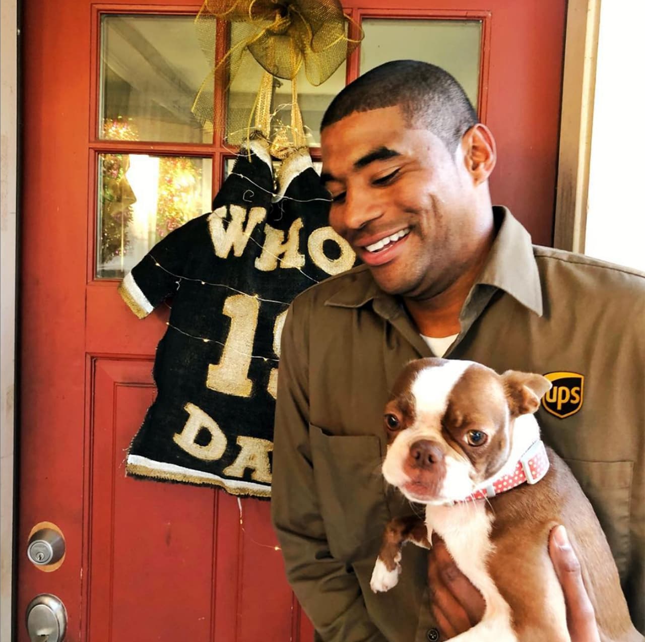 El cachorro en esta fotografía se llama Marty. "No estoy planeando ser veterinario o trabajar formalmente con animales, 
<b>solo me gustan los perros que encuentro en mi ruta",</b> dijo Hardesty a Univision Noticias.