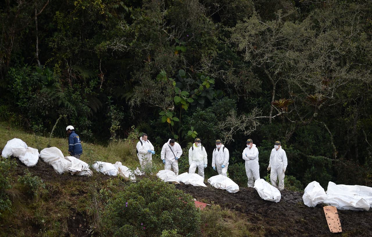 Equipos de rescate recuperan los cuerpos de las víctimas del accidente
