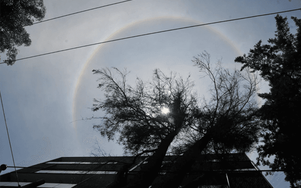 El fenómeno, que causó sorpresa para quienes pudieron apreciarlo, se denomina como un halo solar.