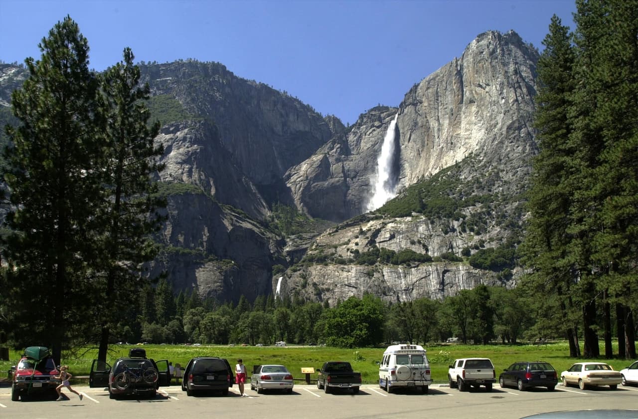 <b>Altura:</b> 2,425 pies
<br>
<b>Ubicación: </b>Parque 
<a href="https://www.nps.gov/yose/index.htm" target="_blank">Nacional Yosemite</a> en la cordillera Sierra Nevada, California - 
<a href="https://www.bing.com/maps?&ty=18&q=Yosemite%20National%20Park&satid=id.sid%3a3b9c9bbf-291d-57e3-a3d5-d563b0f0aadb&ppois=37.64759063720703_-119.72205352783203_Yosemite%20National%20Park_~&cp=37.647591~-119.722054&v=2&sV=1">9035 Village Dr, Yosemite National Park, CA 95389</a>
<br>
<b>Precio: </b>Se aplican cuotas de entrada desde $20 hasta $75.
<br>