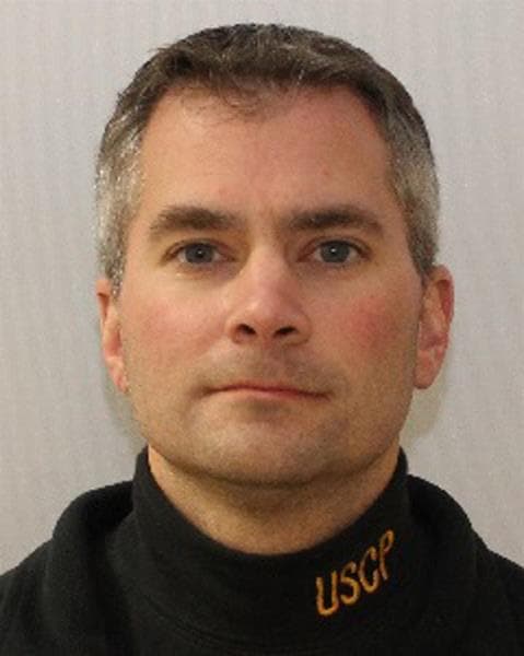 Sicknick, de 42 años de edad y más de 12 años de experiencia como oficial de policía del Capitolio. Era el menor de tres hermanos nacidos en South River, en Nueva Jersey. "Toda su vida quiso ser agente de policía", expresó su hermano Ken Sicknick, en un comunicado. "Brian es un héroe y eso nos gustaría que recordara la gente", agregó. La familia del oficial caído ha pedido "respetar nuestros deseos de no convertir el fallecimiento de Brian en una cuestión política", señaló la familia del policía en un comunicado.
