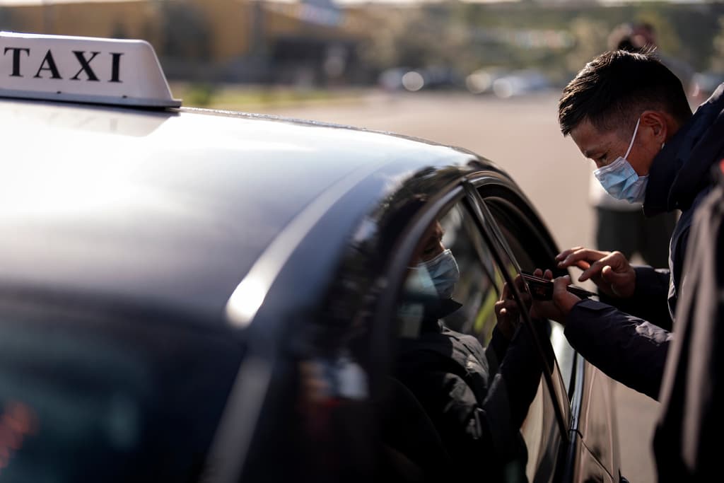 Otros migrantes utilizaron aplicaciones en sus teléfonos celulares para traducir lo que querían comunicar y entender las respuestas.