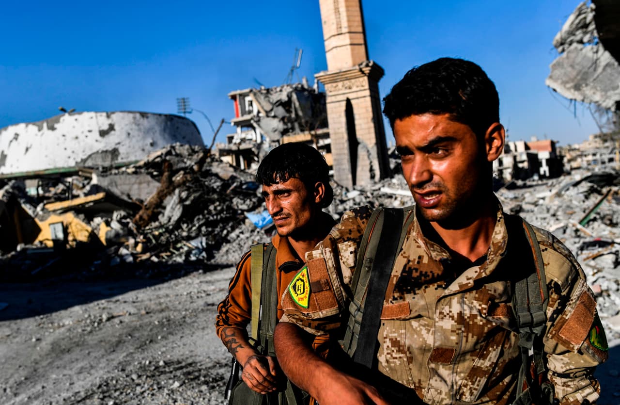 La zona central de Raqqa, alrededor del estadio, fue la última línea de fuego en la batalla para la liberación de la ciudad. Dos soldados de las Fuerzas Democráticas Sirias exploran el sector reducido escombros.