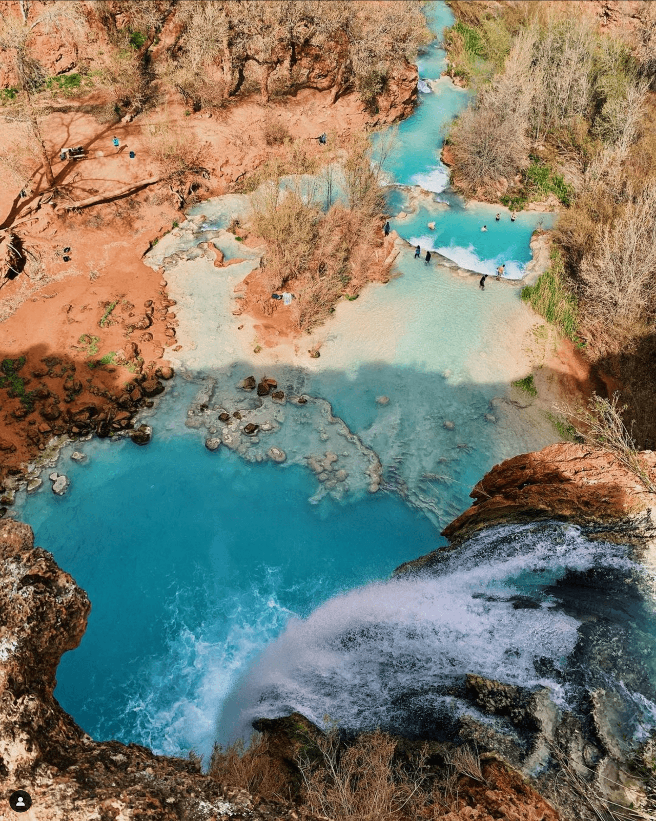 Si eres de los pocos afortunados en obtener el permiso, también deberás
<b> reservar por lo menos una noche</b> para acampar o quedarse en el Havasupai Lodge, en Supai Village.