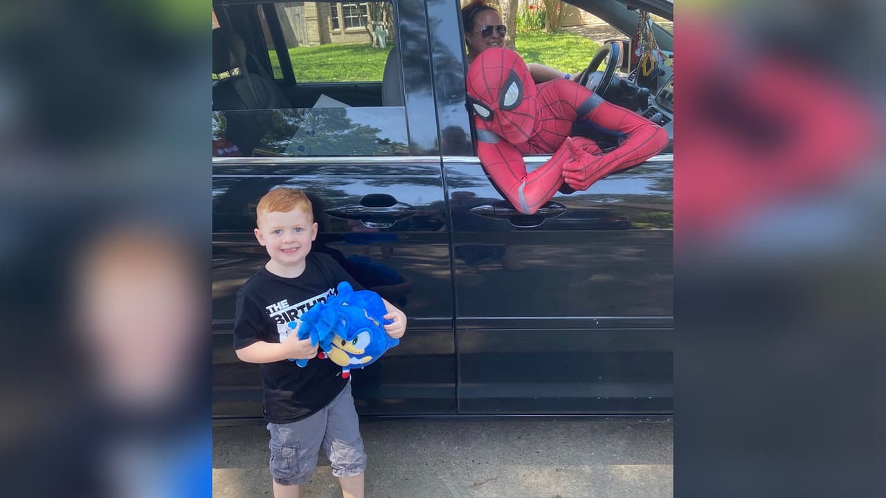 Carson cumplió 5 años y recibió una sorpresa especial a pesar de la cuarentena que vivimos por la pandemia del 
<a href="https://www.univision.com/temas/coronavirus">coronavirus</a>.