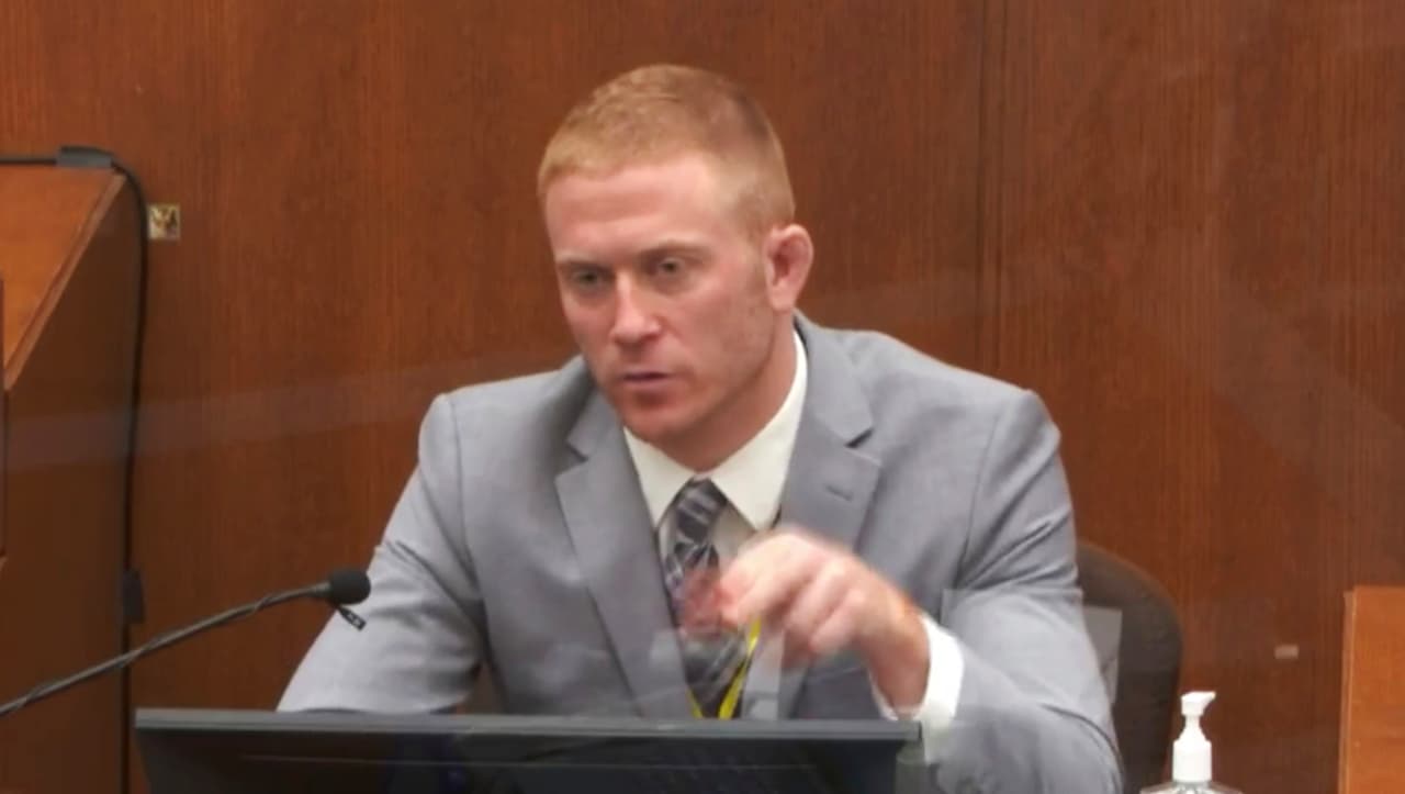 El paramédico Derek Smith responde las preguntas en el juicio contra el exoficial de la Policía de Minneapolis, Derek Chauvin.
