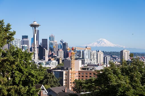 <b>Seattle, Washington.-</b> Esta ciudad se posiciona a la mitad de la lista con un salario promedio anual de 63,120 dólares y 3.9% de tasa de desempleo. Se calcula que la edad promedio de la población es de 37 años y el costo de una casa promedio es de 442,333 dólares. 
<br>