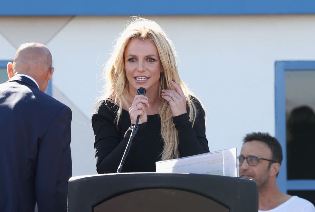 Su decisión se dio después de las declaraciones del abogado de Britney Spears, Mathew Rosengart, quien acusó al padre de la cantante de malversación generalizada al supervisar los asuntos financieros de la estrella del pop.