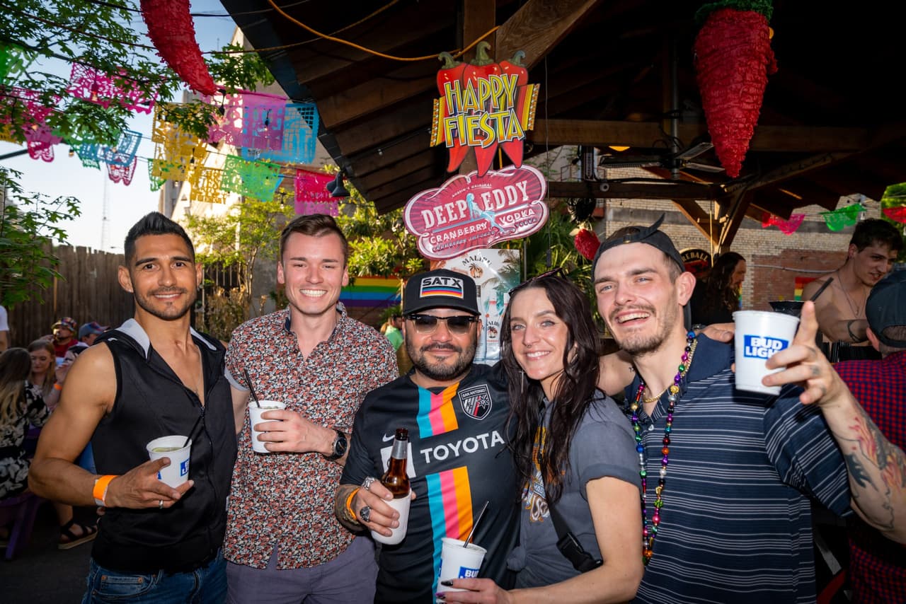 <h2 class="cms-H2-H2">The Chili Queens cook off</h2>
<br>
<ul>
 <li class="li1">Cuándo: 27 de abril</li>
</ul> 
<ul>
 <li class="li1">Hora: 15:00 horas - 20:00 horas</li>
</ul> 
<ul>
 <li class="li1">Dónde: Bonham Exchange</li>
</ul> 
<ul>
 <li class="li1">Qué es: Este es un evento que pone a prueba las mejores recetas del chilli, desde recetas familiares hasta técnicas profesionales de cómo prepararlo. El ganador se lleva a casa el cinturón ganador para demostrar que es el verdadero ganador.</li>
</ul> 
<ul>
 <li class="li1">Costo: Gratis</li>
</ul>