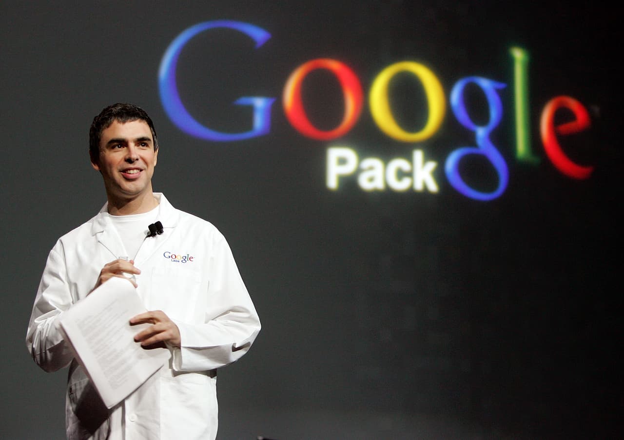 <b>Larry Page, Alphabet</b>. 
<br>
<br>Es el responsable de PageRank, el algoritmo de búsqueda patentado por Google, y cofundador de la compañía. Hoy en día este portal procesa al menos 63,000 búsquedas por segundo. Además, Google maneja una estructura en línea que ofrece mapas, publicidad, calendarios, blogs, televisión, entre otros servicios. Es CEO de Alphabet, la empresa matriz de Google. 
<br>
