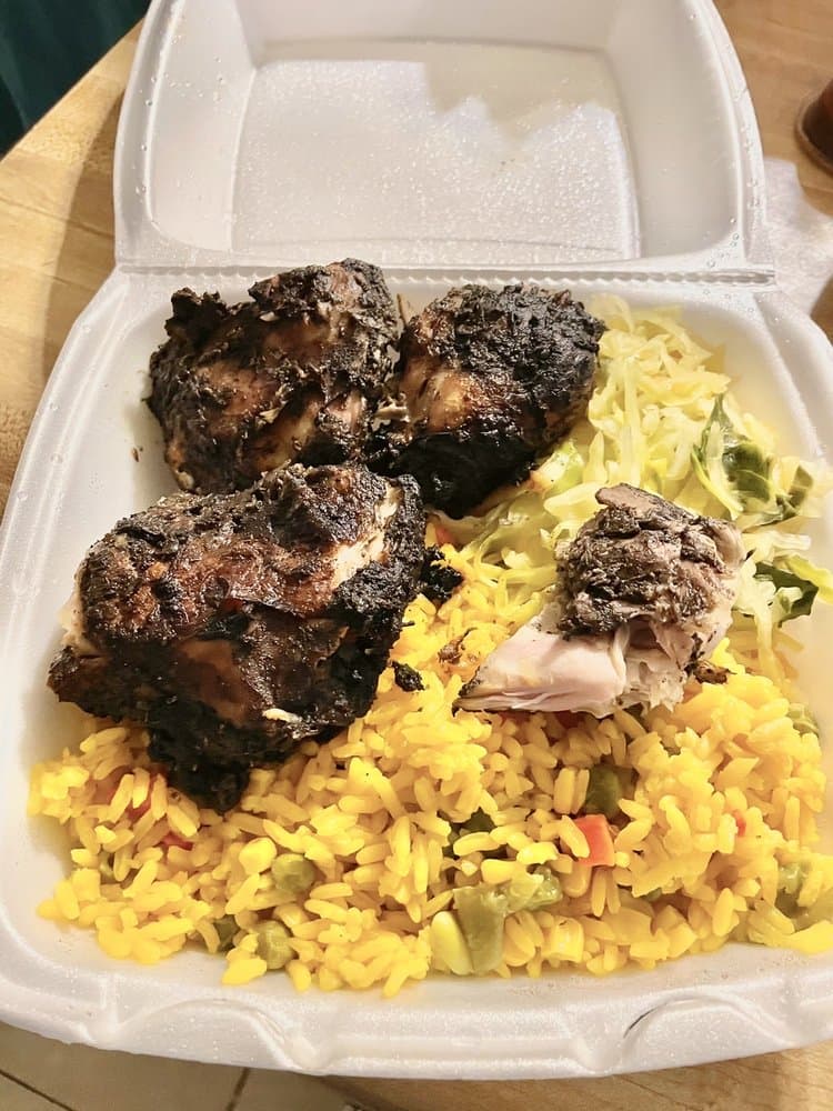 <b>Golden Krust Caribbean Restaurant</b>
<br>Dirección: 4412 Fayetteville Rd. Raleigh, NC. 27603
<br>Teléfono: (919) 322-4191
<br>Sitio web: 
<a href="https://locations.goldenkrust.com/ll/US/NC/Raleigh/4412-Fayetteville-Road">https://locations.goldenkrust.com/ll/US/NC/Raleigh/4412-Fayetteville-Road</a> 
<br>
<b><a href="https://www.yelp.com/map/golden-krust-caribbean-restaurant-raleigh-2">Cómo llegar</a></b>
<br>
<br>Así se promocionan en su página web: “Golden Krust es un restaurante rápido e informal que ofrece auténtica comida jamaicana, como hamburguesas de ternera, pollo jerk y pan con queso. Toda nuestra comida se cocina desde cero y se prepara fresca todos los días, por lo que cuando cena con nosotros sabe que está recibiendo una experiencia gastronómica tradicional caribeña”.
