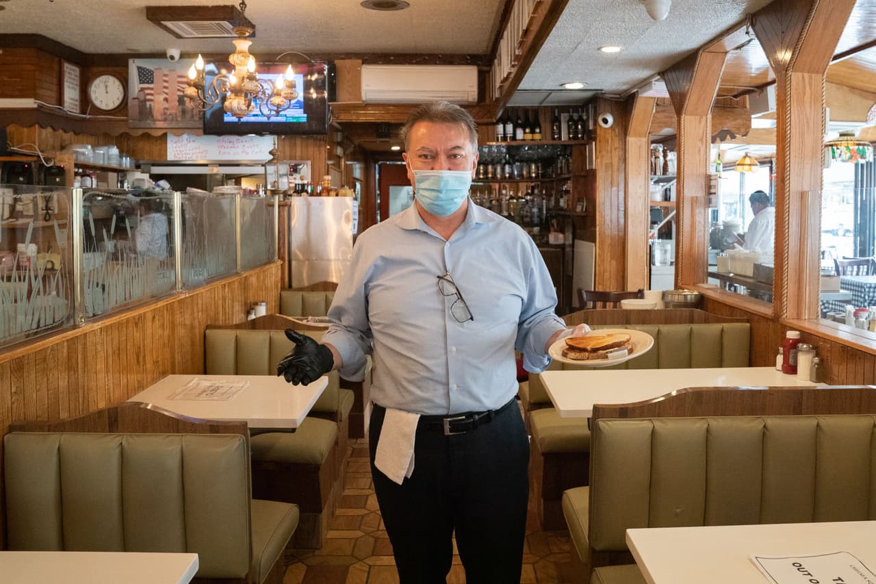 El estado permitirá que todos los restaurantes de la zona naranja vuelvan a abrir sus puertas para "asegurar la uniformidad y la justicia", según la oficina del gobernador.