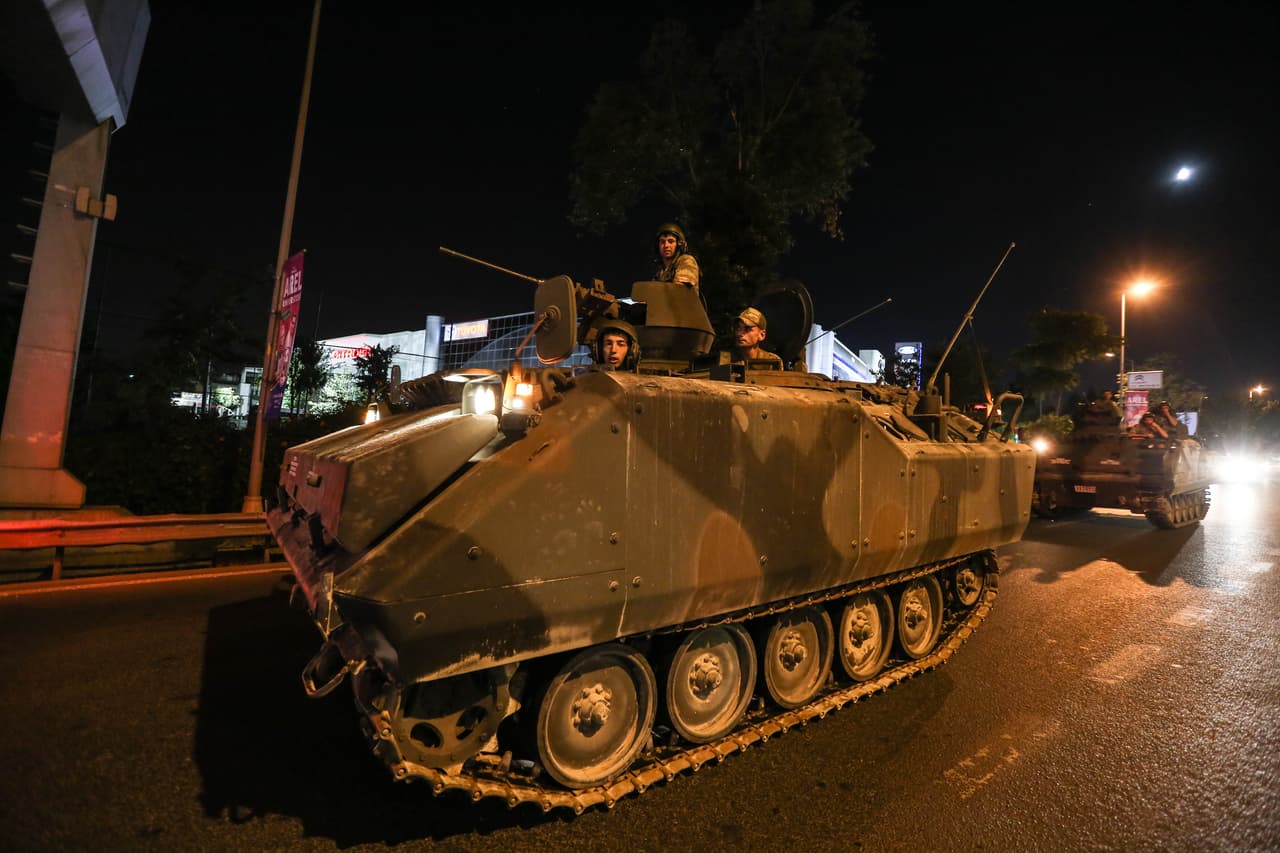 En un comunicado las fuerzas armadas turcas aseguran que han tomado "pleno control" del país. Los tanques del ejército transitan por las calles de Estambul.