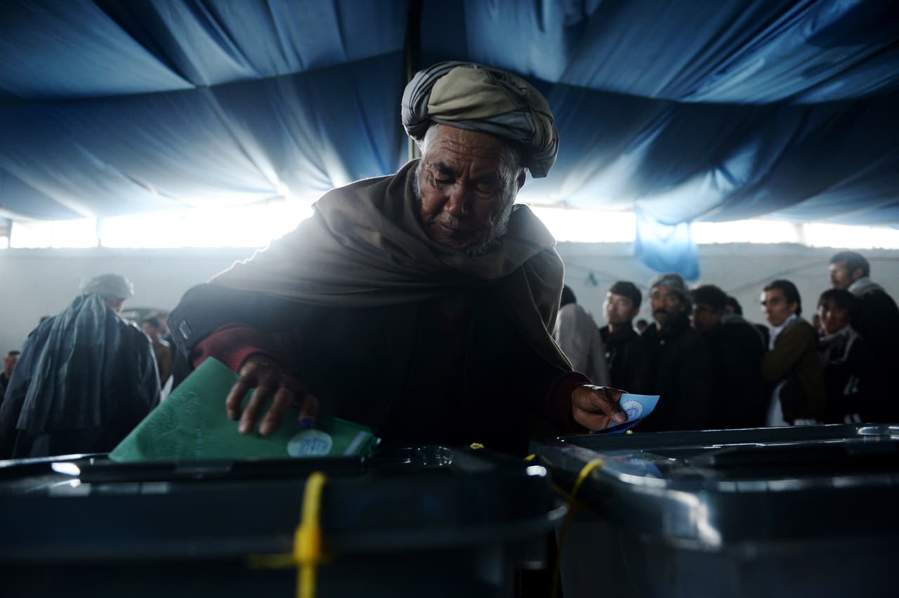 Un afgano deposita su voto en una urna electoral en mayo de 2015. Marai afirmaba que Kabul entró en sus "años dorados" con el regreso de la paz y la expulsión de los talibanes después de la invasión estadounidense, según afirma el comunicado de la agencia.