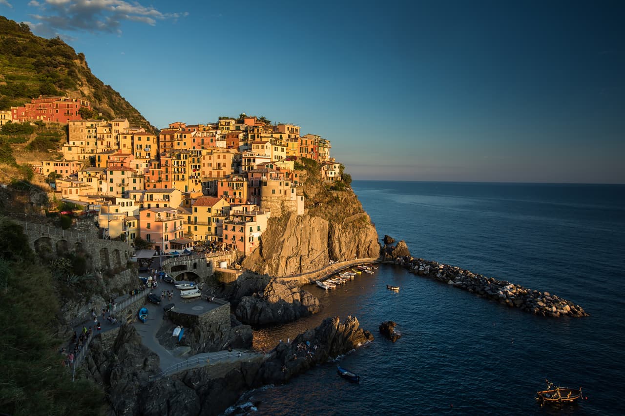 Aunque su vasta historia se impone, Italia también ha aportado a la lista de la UNESCO varios sitios naturales. 
<br>
<br>Entre ellos el monte San Giorgio o la cadena montañosa de las Dolomitas al norte del país. También están en el catálogo los acantilados de La Cinque Terre, frente al Mediterráneo (en la foto).
<br>