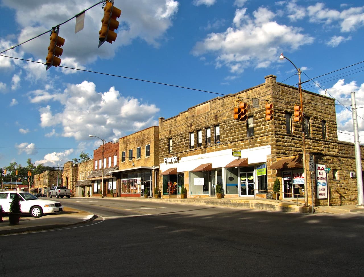 <h3 class="cms-H3-H3">12. Jamestown, Tennessee</h3>
<br>
<br>🏚️ 
<b>Ingreso familiar promedio:</b> $17,051
<br>
<br>🏚️ 
<b>Tasa de pobreza: </b>43.9%
<br>
<br>🏚️
<b> Tasa de desempleo promedio en los últimos cinco años:</b> 13.1%
<br>
<br>🏚️ 
<b>Adultos con licenciatura: </b>3.4%
<br>
<br>🏚️ 
<b>Población: </b>2,145
<br>