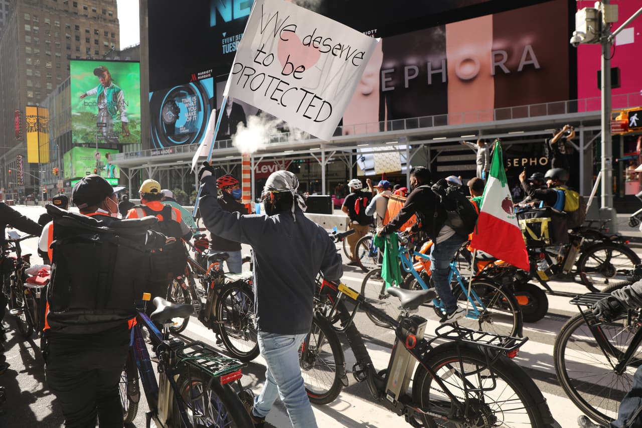 Portavoces de la policía dijeron a la AP que no pueden confirmar un aumento de robos de bicicletas eléctricas porque no los registran por esa categoría tan específica. En la fotografía se lee “merecemos protección”, el mensaje principal de los repartidores a las autoridades.